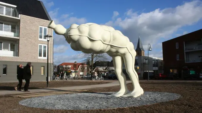 [Bintang] 10 Patung Paling Nggak Banget Bikin Kamu Ingin Pindah Planet!