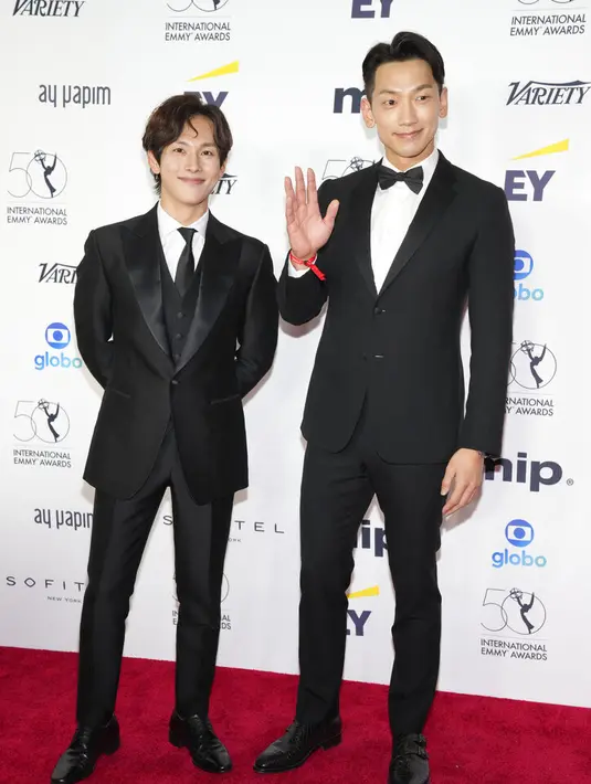 Im Siwan dan Rain dalam International Emmy Awards di New York Hilton Midtown, Senin (21/11/2022). (Foto: Charles Sykes/Invision/AP)