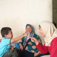 Kepergian anak ketiga Yeni Dwi Mulyaningsih menjadi tangan panjang bagi mereka yang membutuhkan. (Fotografer: Bambang E. Ros/Fimela.com)