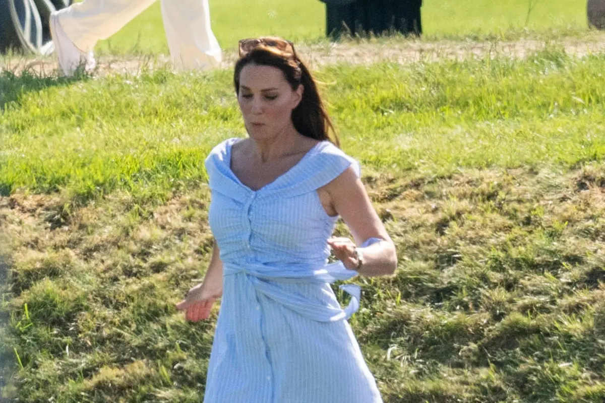 Kate Middleton Main Bareng Anak-Anaknya di Taman