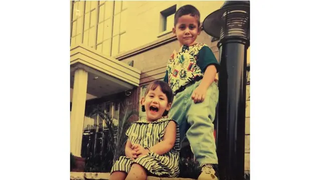 Dari kecil Pevita Pearce memang sangat dekat dengan sang kakak, kompak banget.