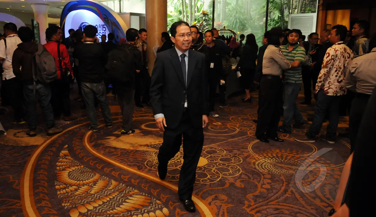 Sekjen PSSI,  Joko Driyono menuju ruang Kongres Luar Biasa PSSI 2015 di Hotel JW Marriot, Surabaya, Sabtu (18/5/2015). Kongres akan memilih Ketua/Wakil Ketua Umum serta Komite Eksekutif PSSI 2015-2019. (Liputan6.com/Helmi Fithriansyah)
