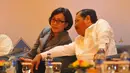 Menteri Keuangan Sri Mulyani berbincang bersama Jaksa Agung M Prasetyo disela rapat koordinasi di Jakarta, Senin (21/11). Rakor yang digelar KPK tersebut membahas mengenai pemulihan aset hasil tindak pidana korupsi (Tipikor). (Liputan6.com/Angga Yuniar)