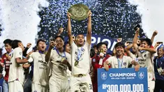 Para pemain Persita Tangerang berhasil mengangkat trofi juara di ajang Elite Pro Academi kategori U-20 2024/2025 di Stadion Patriot Chandrabhaga, Bekasi pada Sabtu (22/2/2025). (Bola.com/Abdul Aziz)