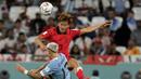 Pemain Korea Selatan, Kim Jin-su (atas) berebut bola diurdara dengan pemain Uruguay, Guillermo Varela dalam laga yang di dominasi oleh Timnas Uruguay tersebut. (AP Photo/Martin Meissner)