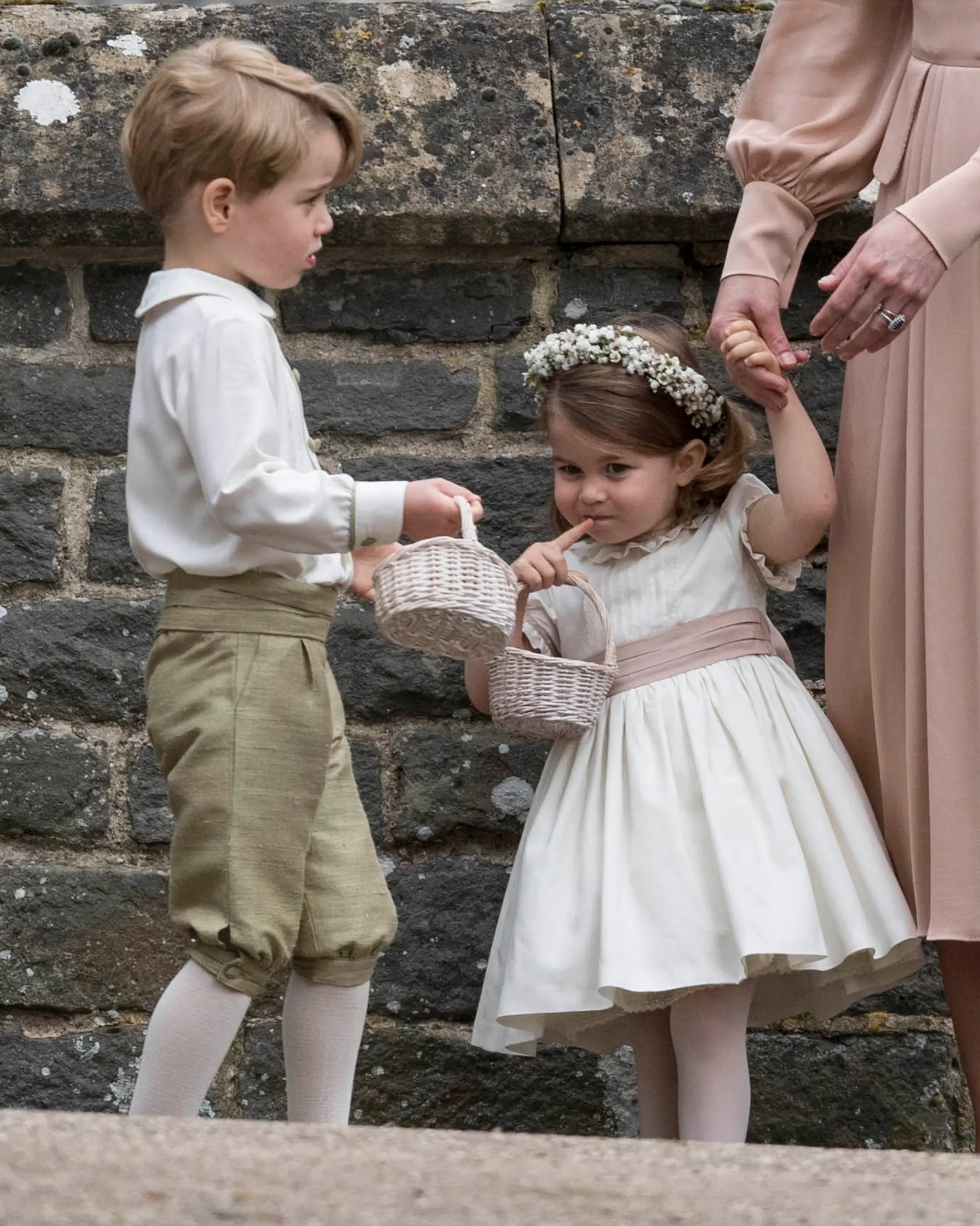 Penampilan Pangeran George dan Putri Charlotte saat menjadi pengiring pengantin Pippa Middleton dan  James Matthews, di Gereja St. Mark, Sabtu (20/5). George dan Charlotte tampil menggemaskan berbalut busana Pepa & Co. (AP Photo/Kirsty Wigglesworth, Pool)