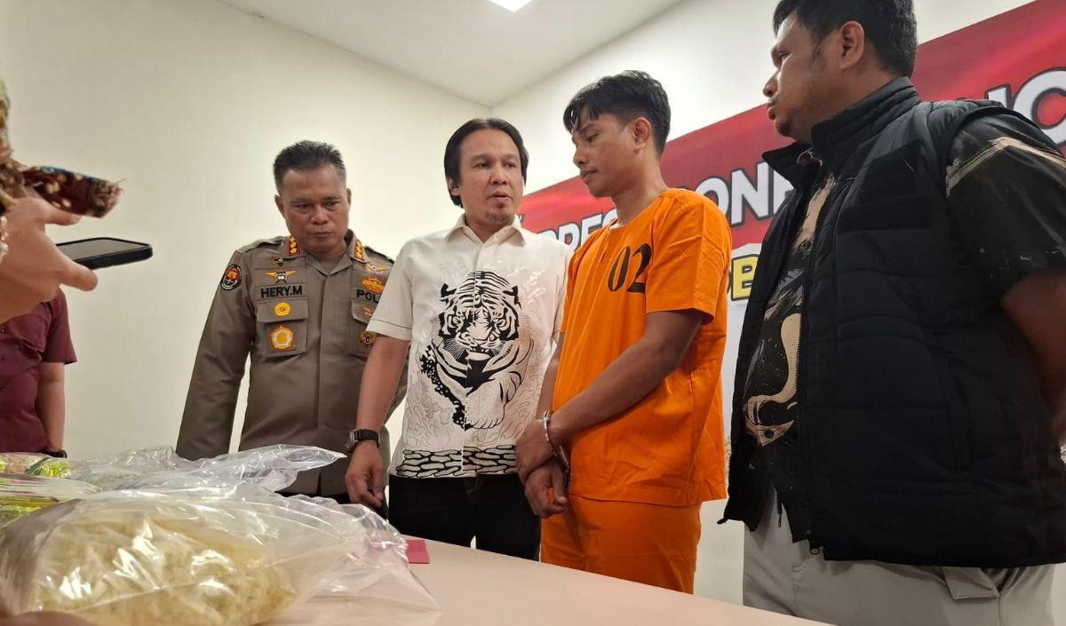 "J ini mantan perawat di PT PHR, kontrak berakhir sebelum lebaran kemarin. Lalu dia bermain dengan jaringan narkoba ini," jelas Manang.