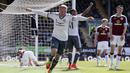 Pemain Manchester United, Wayne Rooney merayakan golnya ke gawang Burnley pada lanjutan Premier League di Turf Moor Stadium, Burnley, Minggu (23/4/2017). MU menang 2-0.  (Martin Rickett/PA via AP)