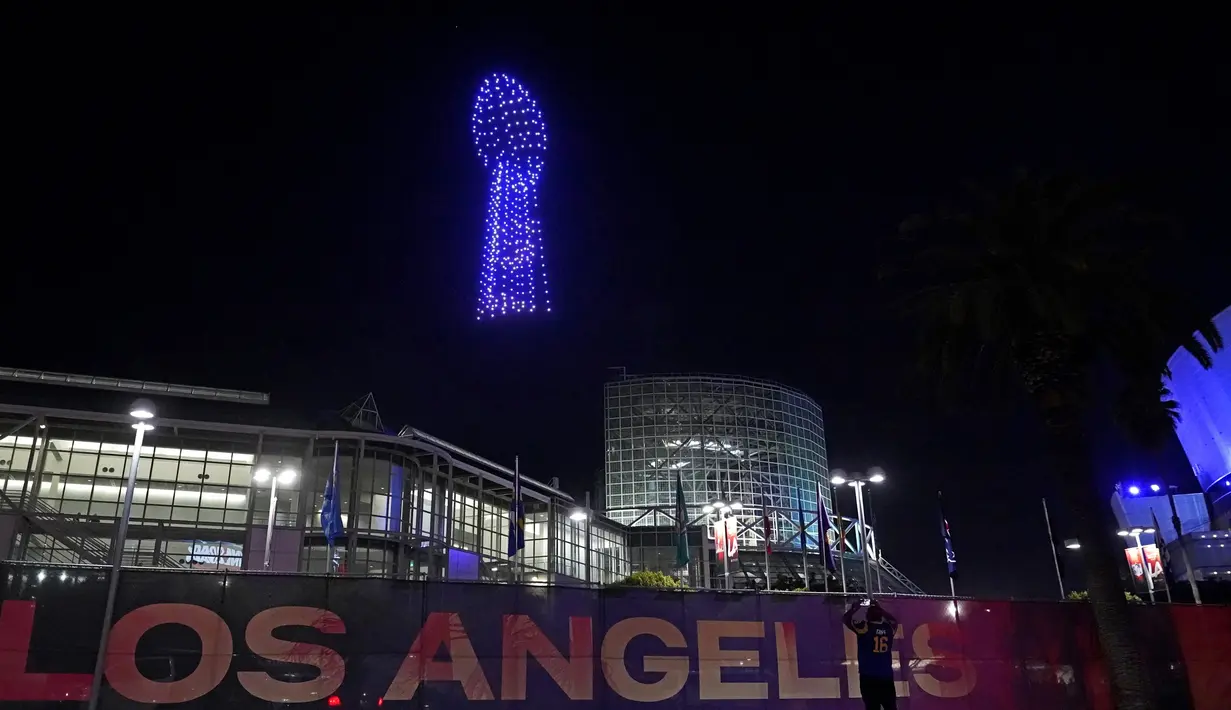 Sebanyak 500 drone terbang membentuk Super Bowl Trophy saat Super Bowl LVI Drone Show di atas Los Angeles Convention Center, California, Amerika Serikat, 11 Februari 2022. The Rams dijadwalkan bertanding melawan Cincinnati Bengals dalam Super Bowl pada 13 Februari 2022. (AP Photo/Damian Dovarganes)