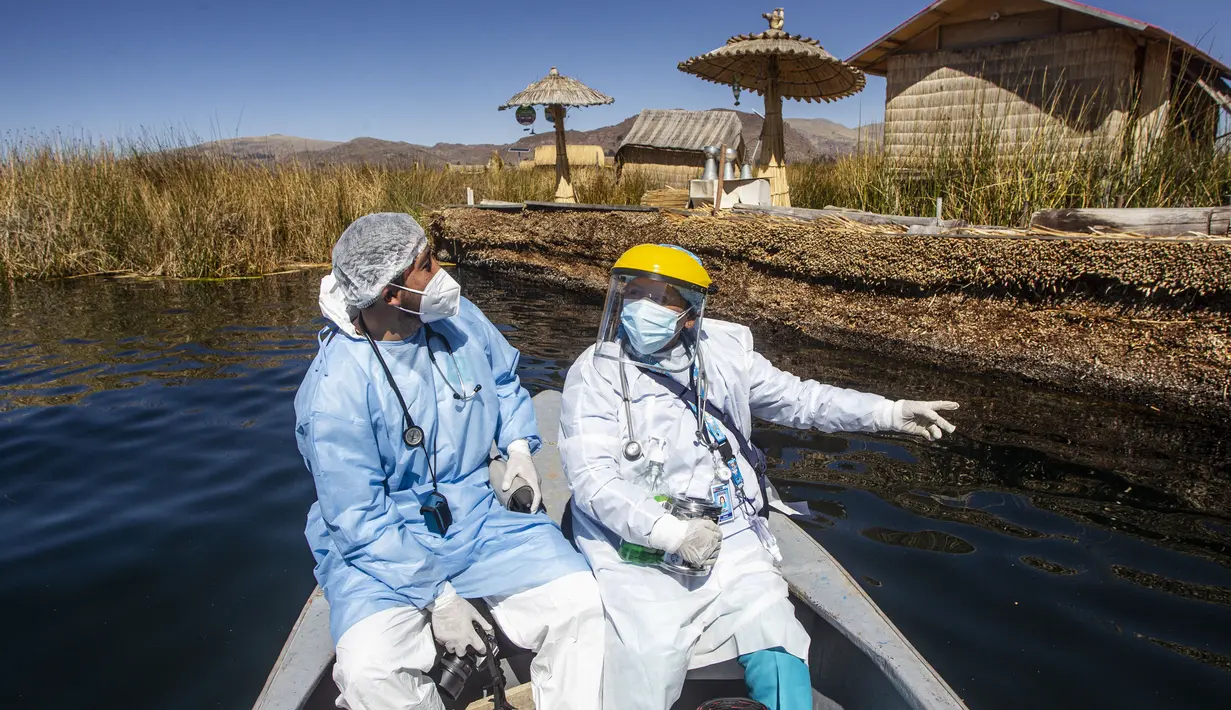 Petugas kesehatan diantar ke pulau Uros untuk menyuntik warga dengan vaksin COVID-19 Sinopharm, di danau Titicaca di Puno, Peru, pada 7 Juli 2021. Peru memulai vaksinasi COVID-19 untuk ratusan penduduk asli yang tinggal di pulau terapung Uros, di Danau Titicaca. (Carlos MAMANI / AFP)