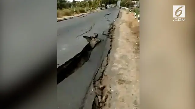 Rekaman kondisi daerah yang terkena dampak gempa bumi di Lombok Utara pada kamis (9/8/2018). Jalan utama rusak parah akibat gempa berkekuatan 6,2 SR itu mengakibatkan distribusi logistik menjadi terhambat.