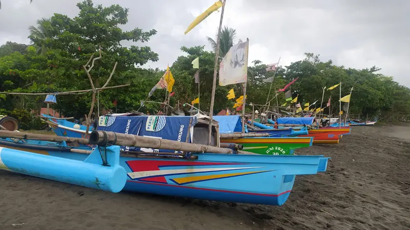 Deretan kapal-kapal berukuran kecil milik nelayan di sekitar kawasan pantai selatan Jawa Barat, tengah menepi sebelum berlayar.