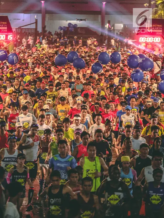 Ribuan pelari mengikuti Jakarta Marathon 2018 di Gelora Bung Karno, Jakarta, Minggu (28/10). Ada lima nomor lari, yakni marathon (42,195 km), half marathon (21 km), 10 K, 5K, dan maratoonz (lari untuk anak-anak). (Liputan6.com/Faizal Fanani)