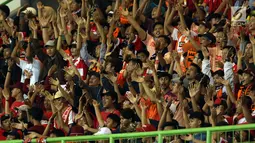 Suporter bertepuk tangan jelang menyaksikan laga persahabatan antara Persija melawan RCD Espanyol di Stadion Patriot Candrabhaga, Bekasi, Rabu (19/7). Persija kalah telak dari RCD Espanyol 0-7. (Liputan6.com/Helmi Fithriansyah) 