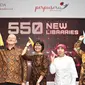 (Ki-ka) Christopher Elias, Titi Sadarini, Sri Sularsih, dan Dodi Riyadmadji menerbangkan pesawat kertas dalam acara peresmian program PerpuSeru tahap kedua di Jakarta, Senin (26/10/2015). (Liputan6.com/ Immanuel Antonius)