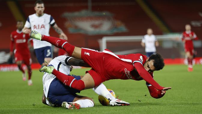 Mohamed Salah terjatuh pada pertandingan sepak bola Liga Inggris antara Liverpool dan Tottenham Hotspur di Anfield di Liverpool, Inggris, Rabu, 16 Desember 2020. (Clive Brunskill / Pool via AP)
