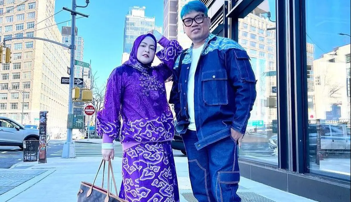 Di jajaran seleb, ada Uya Kuya dan Astrid Margaretha kompak kenakan batik megamendung. [@astridkuya].