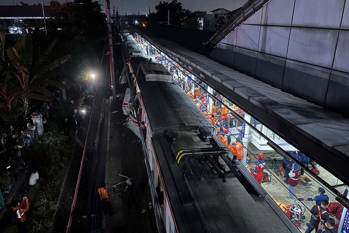 FOTO Kerusakan Parah Gerbong KRL Commuterline  Usai Dihantam Argo Bromo Anggrek