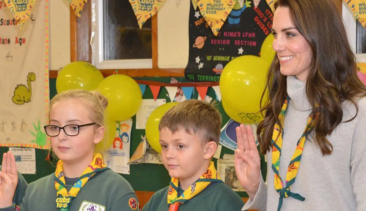 Bersama para anggota organisasi yang masih berusia anak-anak sampai remaja, Kate mengikuti serangakaian acara dengan sangat menikmati. (doc.dailymail.com)