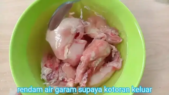 Rendam Ayam dalam Campuran Air dan Garam