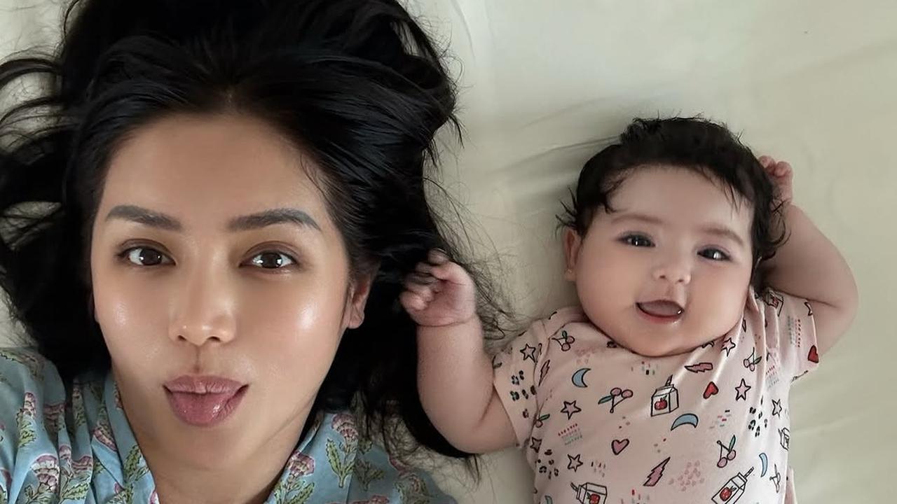 7 Potret Jessica Iskandar Selfie Bareng Baby Hagia, Ibu dan Anak Sama Cantiknya
