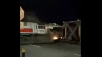 Tangkapan layar kecelakaan yang menimpa KA Brantas tujuan Jakarta-Blitar, yang bertabrakan dengan truk trailer di Semarang Barat, Selasa (18/7/2023).