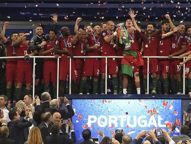 Portugal tergabung di dalam grup neraka, yaitu Grup F yang berpenghuni Jerman, Prancis, dan Hungaria. Perjuangan sulit mereka sejak awal akan menjadi ajang pembuktian bagi CR7 dan koleganya. Berikut alasan mengapa Portugal dapat diprediksi meraih juara Euro tahun ini. (Foto: AFP/Philippe Desmazes)