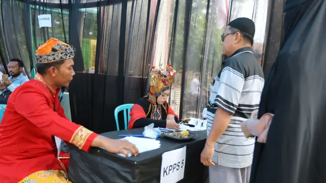 Petugas KPPS menggunakan baju daerah