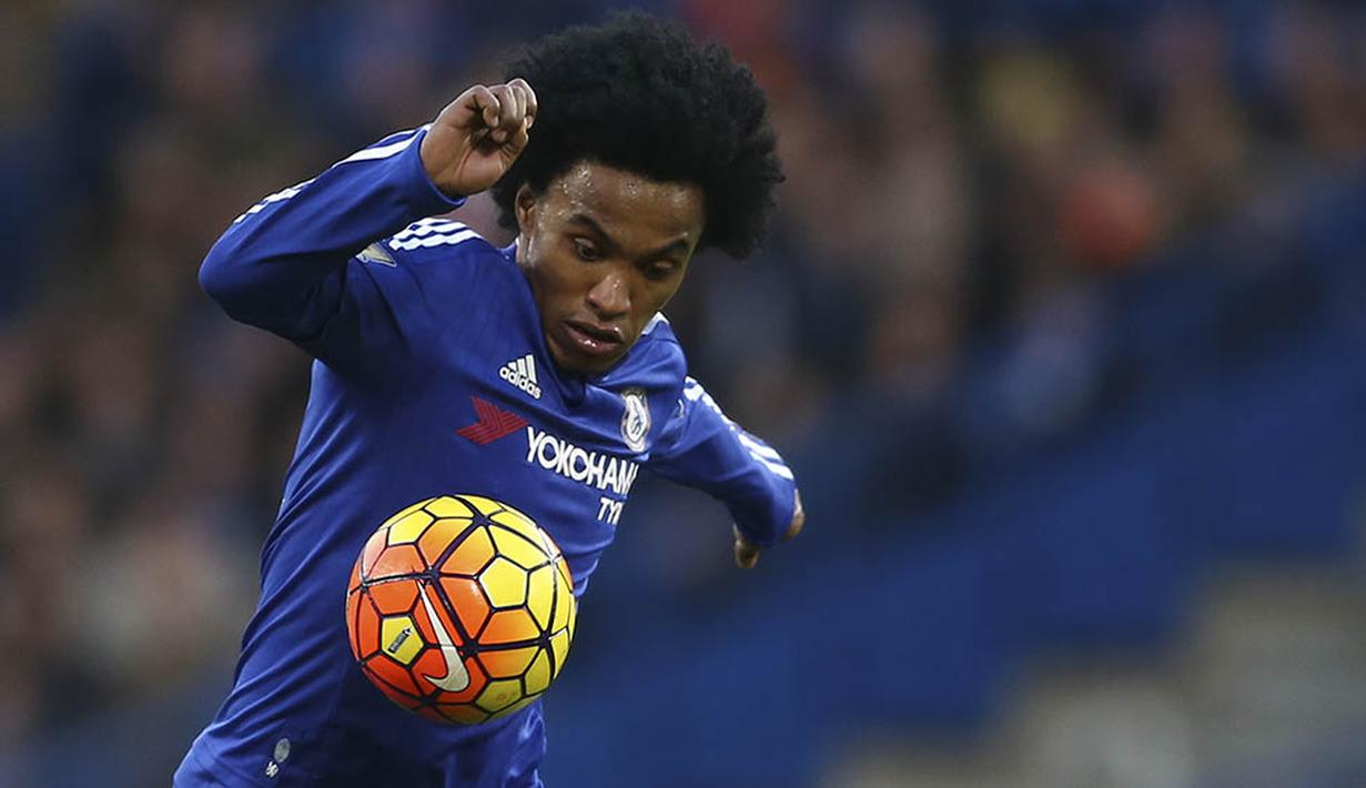 2. Willian, akhir musim gelandang pinjaman Juventus, Juan Cuadrado, akan kembali ke klubnya Chelsea. Mengisi kekurangan gelandang, Si Nyonya Tua dikabarkan akan memburu pemain asal Brasil ini. (AFP/Justin Tallis)