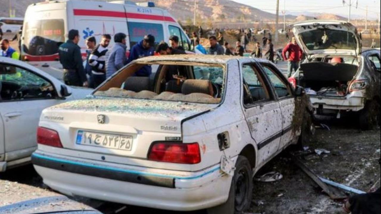 Ledakan pertama terjadi di sekitar 700 meter dari makam Sulaimani dan ledakan kedua berada sekitar 1 kilometer dari makam tersebut. Jarak antara ledakan pertama dan kedua sekitar 20 menit, seperti dilansir Reuters.