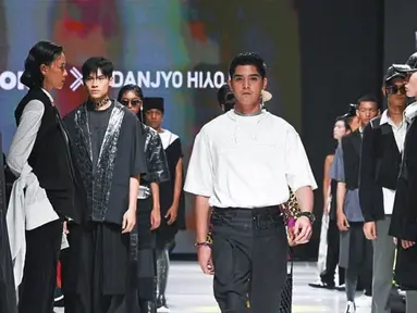 Al Ghazali menjadi model catwalk pada acara JF3 Fashion Festival 2022 beberapa waktu lalu. Dalam acara tersebut Al tampak tampan bak model kelas dunia. (Instagram/alghazali7