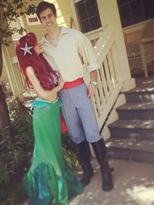 Sarah Ingle juga membujuk kekasihnya untuk berpakaian seperti seorang pangeran Eric dalam dongeng The Little Mermaid. (instagram.com/sarah_e_ingle)