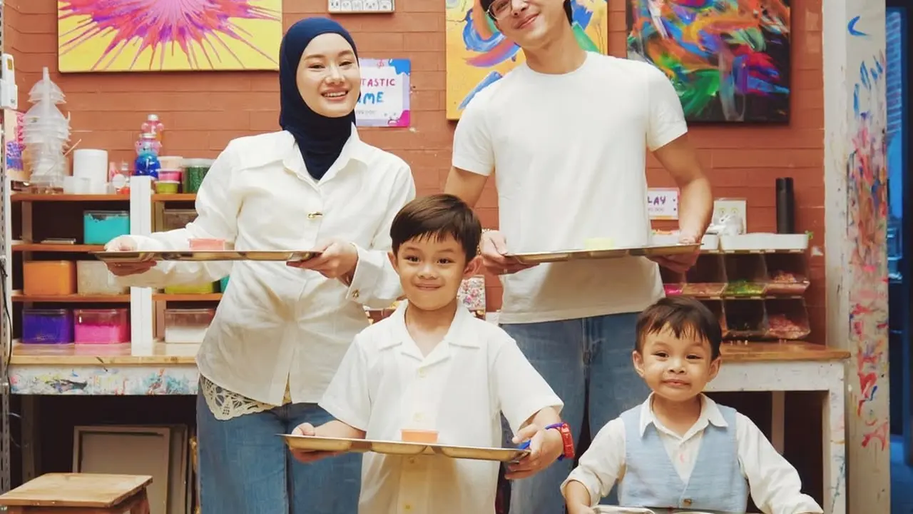 Gaya Kompak Serba Putih Rey Mbayang dan Dinda Hauw Rayakan Ulang Tahun Anak Kedua dengan Cara Sederhana
