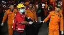 Personil SAR Gabungan membawa kantong jenasah yang diturunkan dari KN SAR Sadewa di Pelabuhan JICT 2, Jakarta, Rabu (31/10). 189 orang menjadi korban jatuhnya pesawat Lion Air JT- 610, Senin (29/10) lalu. (Liputan6.com/Helmi Fithriansyah)