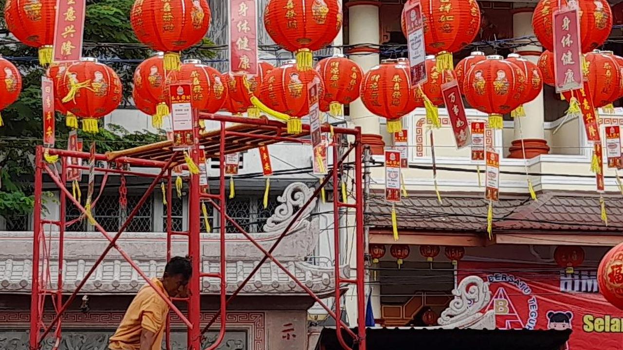 Mengintip Persiapan Tahun Baru Imlek di Klenteng Tertua Kota Padang