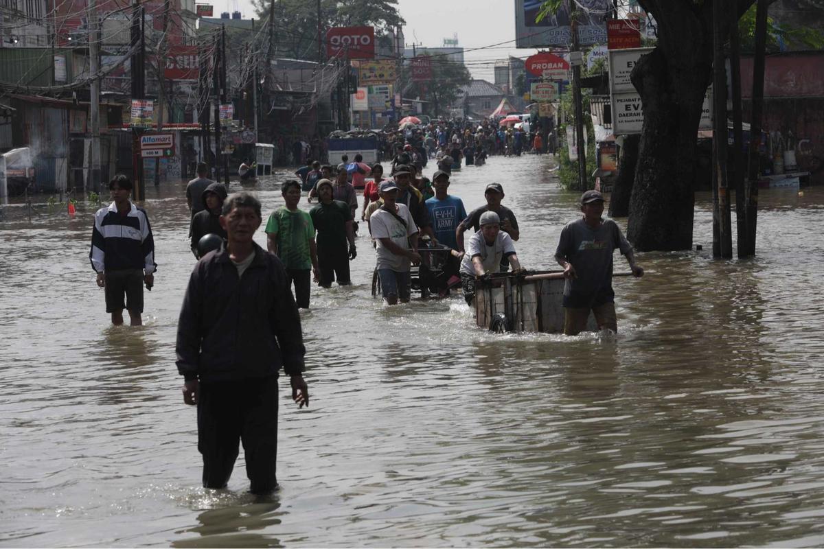 Kondisi akses Jakarta-Tangerang terputus akibat luapan Kali Angke