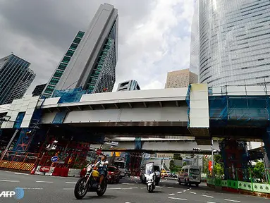 Pengendara sepeda motor berjalan di bawah kontruksi pembangunan jalan raya yang menghubungkan antara Tokyo Olympic Village 2020 dan Kota Tokyo. (AFP/Toru Yamnaka/wwn)
