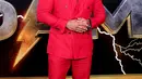 Aktor AS Dwayne Johnson tiba untuk pemutaran perdana film 'Black Adam' di Time Square, New York City, Amerika Serikat, 12 Oktober 2022. Dwayne Johnson yang sering dipanggil dengan julukan The Rock bertelanjang dada di balik jas merahnya. (Jamie McCarthy/Getty Images/AFP)