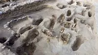 Gambar yang dirilis 27 Agustus 2019, tulang belulang anak-anak yang ditemukan arkeolog di Pampa La Cruz, Peru. Ditemukan 227 kerangka anak yang diduga menjadi korban ritual peradaban masa lampau tepatnya pada masa peradaban Chimu. (Programa Arqueologico Huanchaco/PROGRAMA ARQUEOLOGICO HUANCHACO/AFP)
