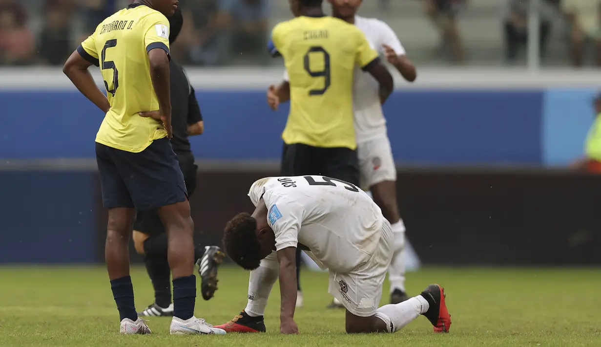 Ekspresi kecewa pemain Fiji, Sakiusa Saqiri setelah kalah 0-9 dari Ekuador pada laga lanjutan Grup B Piala Dunia U-20 2023 di Santiago del Estero, Argentina, Sabtu, 27/05/2023. (AP Photo/Nicolas Aguilera)