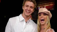 Britney Spears tiba di pemutaran perdana filmnya "Crossroads," bersama pacarnya saat itu, Justin Timberlake dari grup *NSYNC, di Los Angeles, California, Amerika Serikat, 11 Februari 2002. (AFP PHOTO/Lucy Nicholson)
