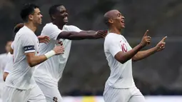 Pemain Portugal, Joao Mario (kanan) merayakan golnya ke gawang Tunisia pada laga uji coba di Estadio Municipal de Braga, (28/5/2018) waktu setempat. Portugal dan Tunisia bermain imbang 2-2.  (AP/Armando Franca)