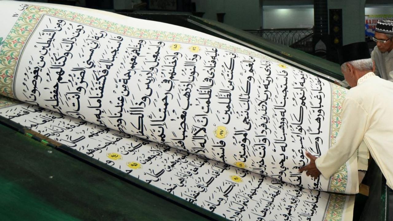 Seperti masjid-masjid pada umumnya, Masjid Agung Baiturrahman di Kota Banyuwangi, Jawa Timur, juga memiliki tradisi tadarus Alquran selama bulan suci Ramadan. Namun, menariknya adalah Alquran yang digunakan terlihat tak biasa. Alquran tersebut berukuran c