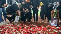 Keluarga dan kerabat saat pemakaman Vanessa Angel dan Bibi Ardiansyah di Taman Makam Islami Malaka, Pesanggrahan, Jakarta, Jumat (5/11/2021). Vanessa Angel dan Bibi Andriansyah meninggal dalam kecelakaan lalu lintas di Tol Mojokerto-Jombang pada 4 November 2021. (Liputan6.com/Herman Zakharia)