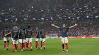 Pemain Prancis, Theo Hernandez (kanan) melakukan selebrasi setelah mencetak gol ke gawang Maroko saat laga semifinal Piala Dunia 2022 yang berlangsung di Al Bayt Stadium, Qatar, Rabu (14/12/2022) waktu setempat. (AP Photo/Christophe Ena)