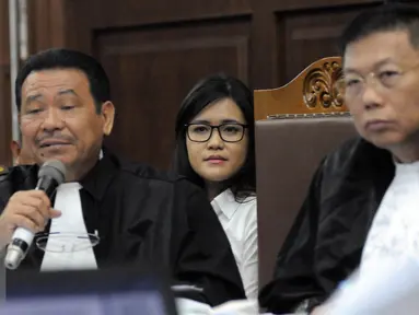 Jessica Kumala Wongso tampil beda saat mengikuti persidangan ke 25 di PN Jakpus, Senin (26/9). Jessica mengenakan kacamata saat sidang menghadirkan ahli hukum pidana dari Universitas Islam Indonesia, Mudzakkir. (Liputan6.com/Helmi Afandi)