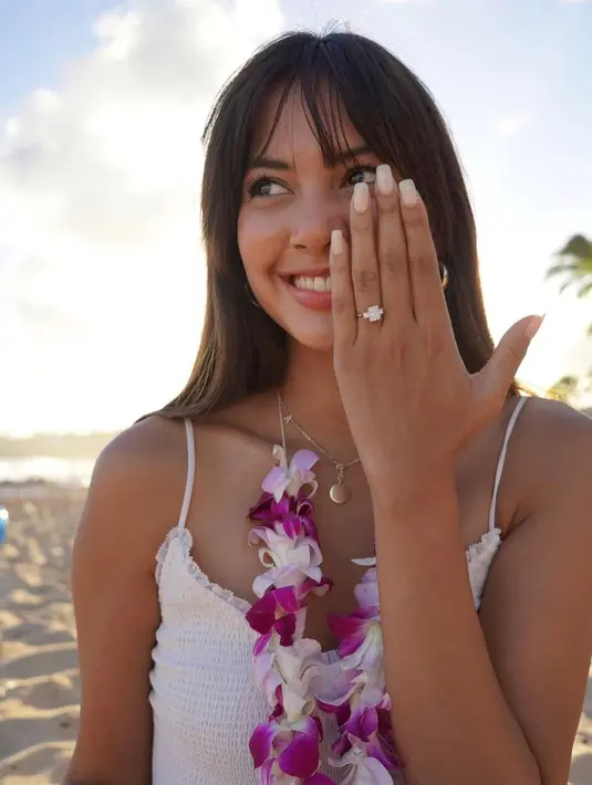 Aurelie Moeremans terlihat cantik dengan tiered dress putih bertali tunggal dan kalung emas [@aurelie]