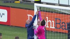 Berita video para pemain Melbourne Victory yang gotong royong perbaiki jala gawang. This video is presented by Ballball.