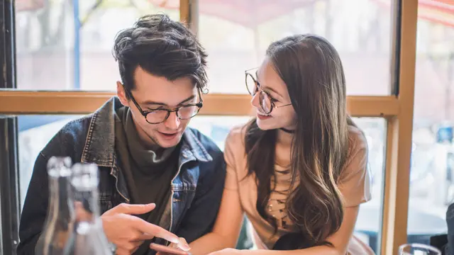 [Bintang] Ngaku, 5 Hal Ini Pasti Dirasakan oleh Kamu yang Jatuh Cinta Sama Teman Sendiri