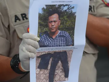 Kabid Humas Polda Metro Jaya Kombes Pol Raden Prabowo Argo Yuwono menunjukkan foto pelaku begal sadis di Mapolda Metro Jaya, Jakarta, Kamis (19/7). Polisi berhasil memburu pelaku begal sadis di Tangerang. (Merdeka.com/Imam Buhori)